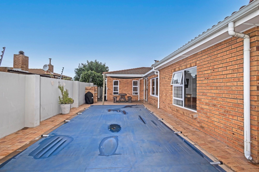 5 Bedroom Property for Sale in Sonkring Western Cape